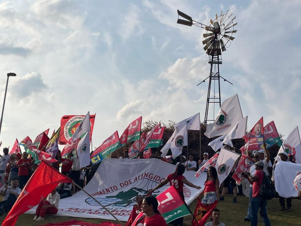 Representantes de diversos movimentos sociais estão concentrados no  Parque Ipanema 