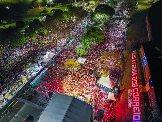 Apoiadores do ex-presidente Lula se reuniram no Parque Ipanema para assistirem ao comício