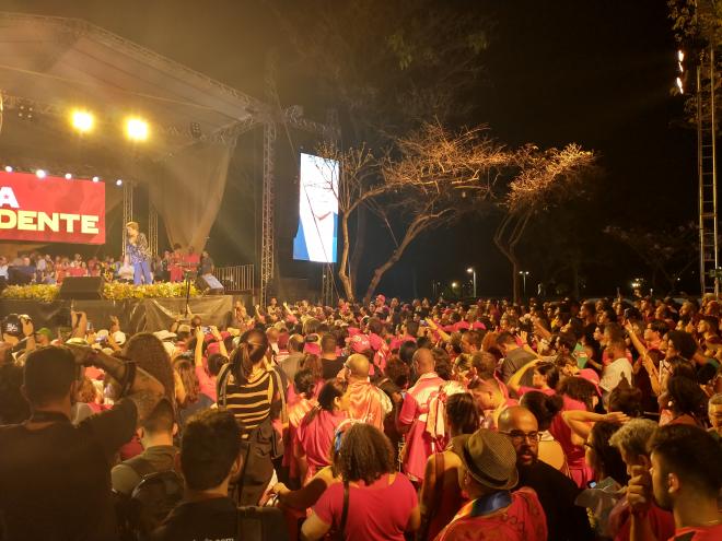 Comício na avenida Roberto Burle Marx, em Ipatinga, na noite desta sexta-feira 23/9