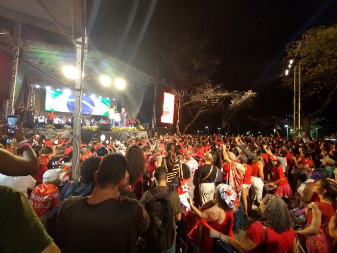 Ao lado de Alexandre Kalil, candidato ao governo de Minas, Lula fala a apoiadores concentrados no Parque Ipanema