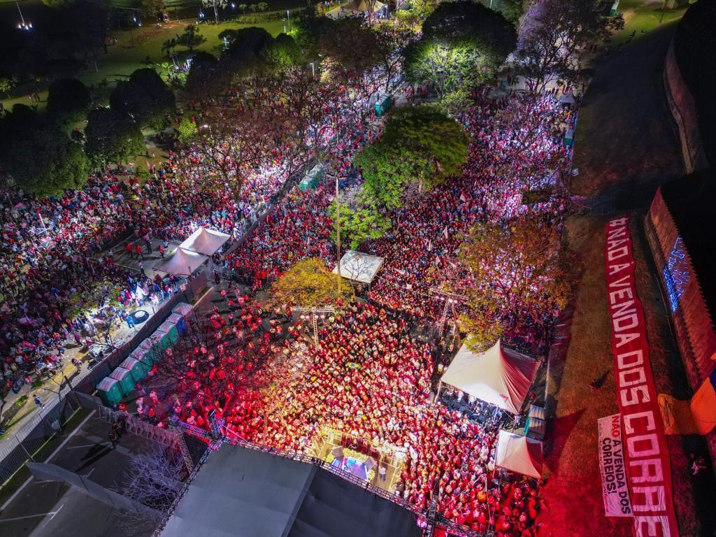 Comício foi realizado na noite de sexta-feira, na avenida Roberto Burle Marx