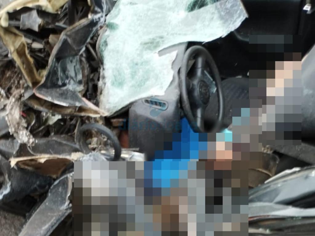 O motorista do Gol ficou preso entre as ferragens do veículo danificado na batida