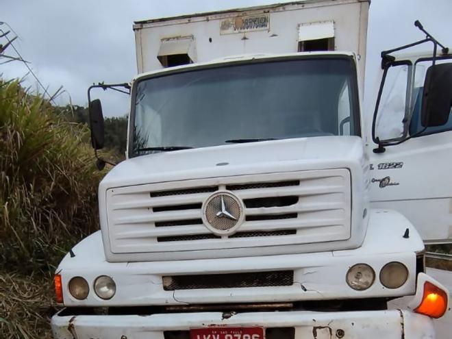 Com o impacto do ônibus na traseira do caminhão, o motorista que tentava consertar o veículo foi lançado ao solo e se feriu 