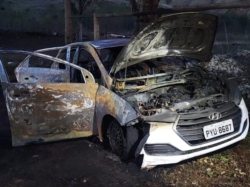 O carro usado no sequestro foi encontrado queimado à margem da BR-381; veículo tinha placas furtadas de outro veículo do mesmo modelo e cor, no estacionamento de um supermercado no Parque Veneza, Santana do Paraíso 