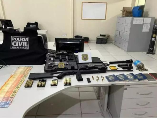 Telefones celulares, quatro passaportes, dinheiro, armas e munições foram apreendidos na casa do suspeito, de 34 anos