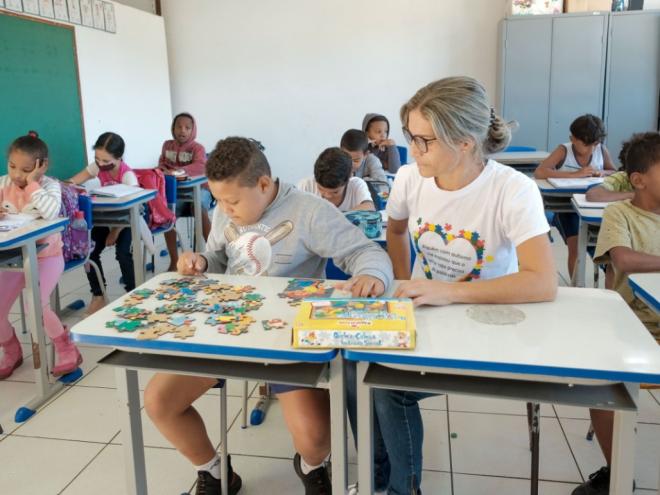 A renovação deverá ser feita presencialmente, de acordo com o horário de funcionamento de cada unidade de ensino