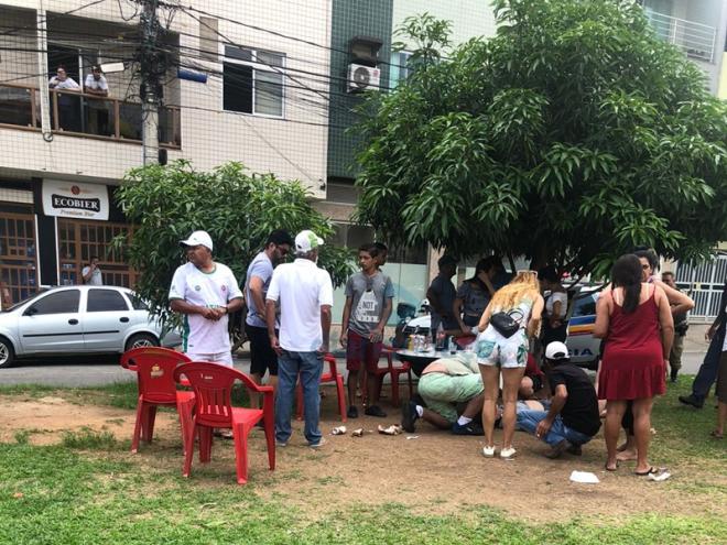 A vítima gravemente ferida ao ser baleada foi levada para a UPA em uma viatura da PM