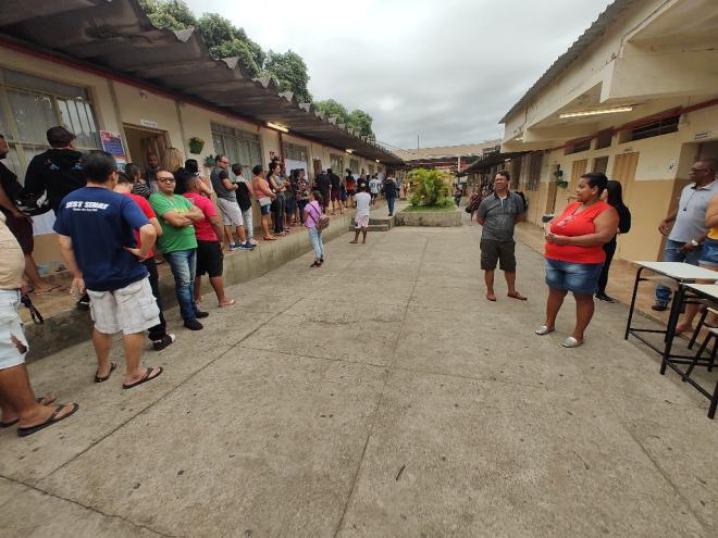 Eleitores devem ter documentos em mãos ao chegarem à fila de votação e usar a 
