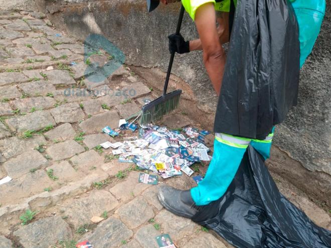 Três homens foram flagrados espalhando panfletos pelas ruas, o que é proibido pela Justiça Eleitoral
