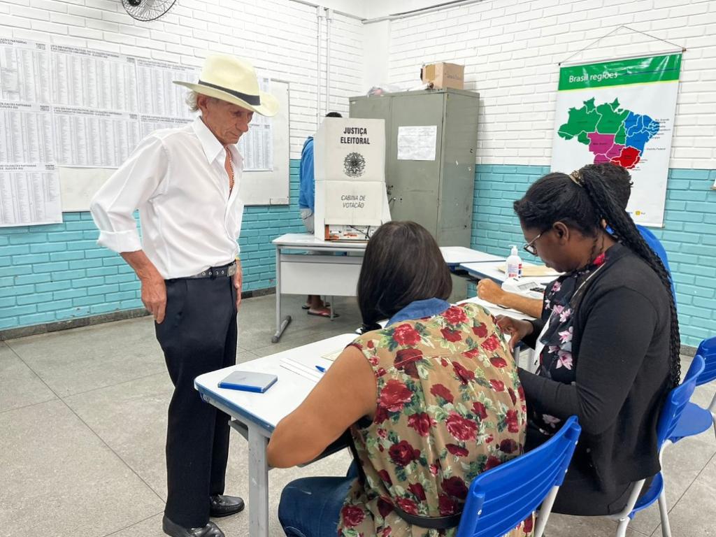 Aos 71 anos, Sebastião Cardoso, que vive no bairro Esperança, fez questão de acordar cedo para votar