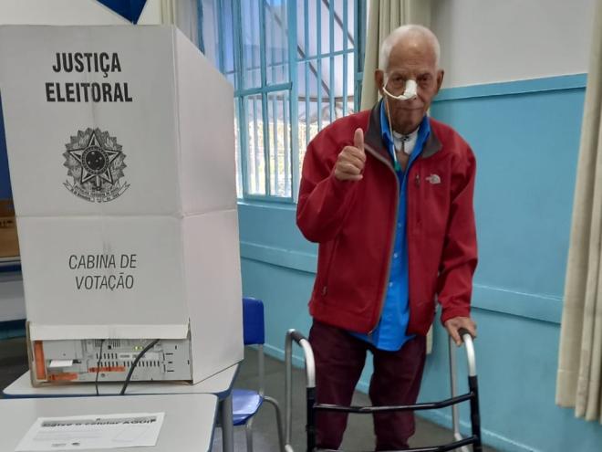 Apesar dos problemas de saúde, Jair Augusto de Andrade, de 86 anos, fez questão de exercer seu direito de votar na escola Selim José de Sales, em Ipatinga