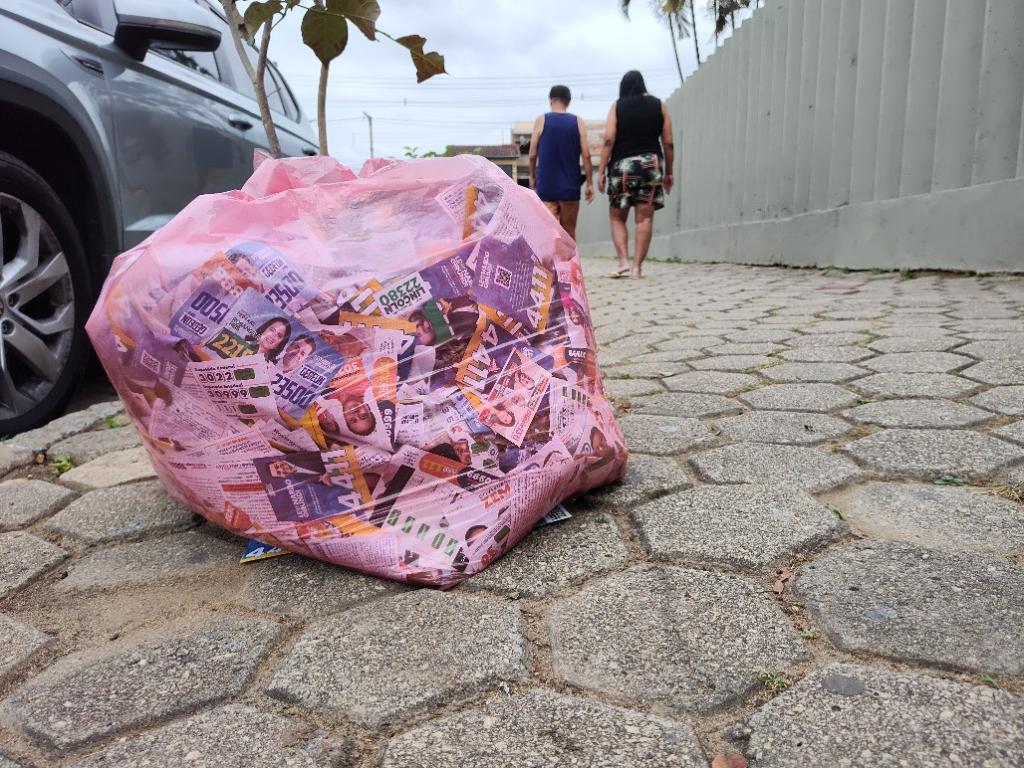 Lixo recolhido na porta de local de votação em Timóteo 
