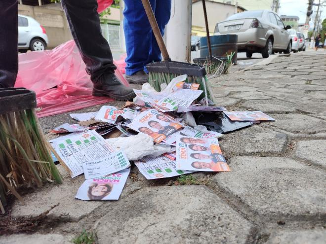 Equipes de limpeza recolhem material de campanha, lançado de forma irregular durante a madrugada 