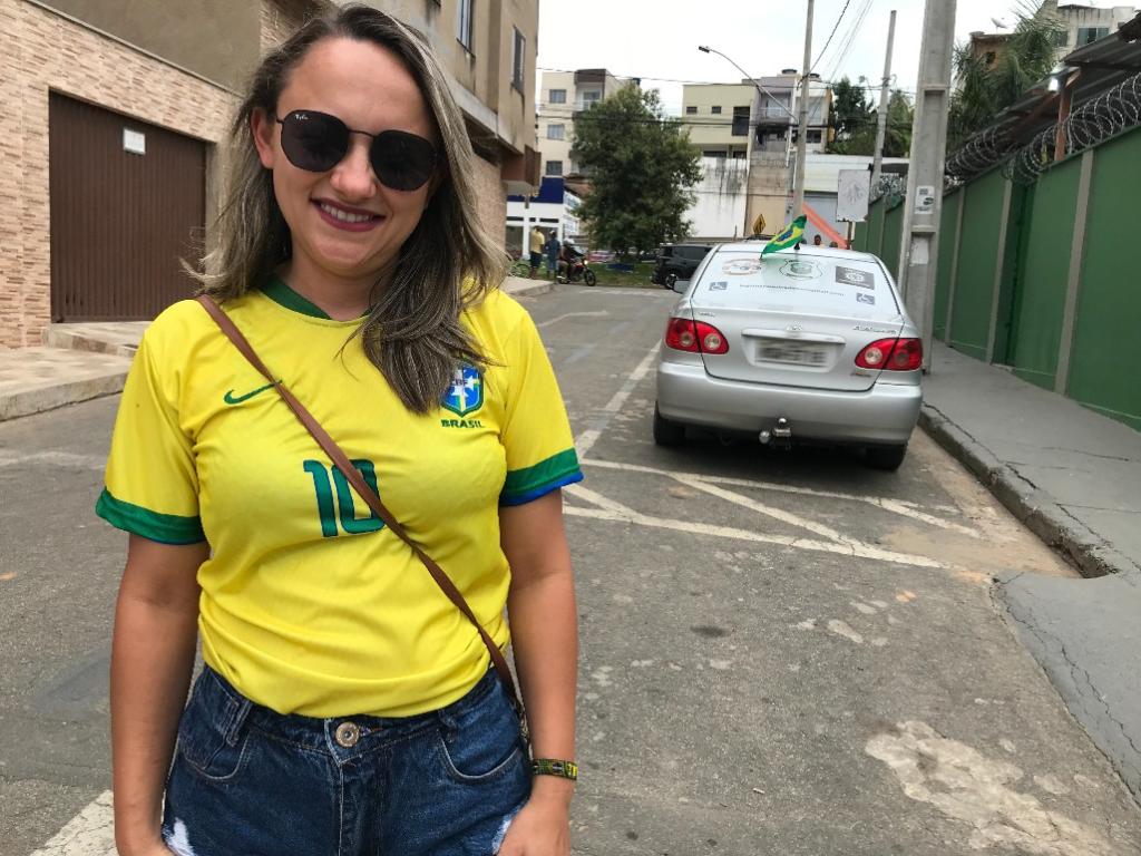 Tatiane Rodrigues também vestiu sua camisa verde e amarela para votar 