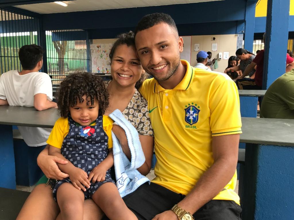 Poliany Oliveira e Marcos Rodrigues levaram o filho Davi para a votação 