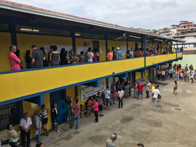 Escola Laura Xavier Santana, no bairro Bom Jardim, esteve movimentada na manhã deste domingo 