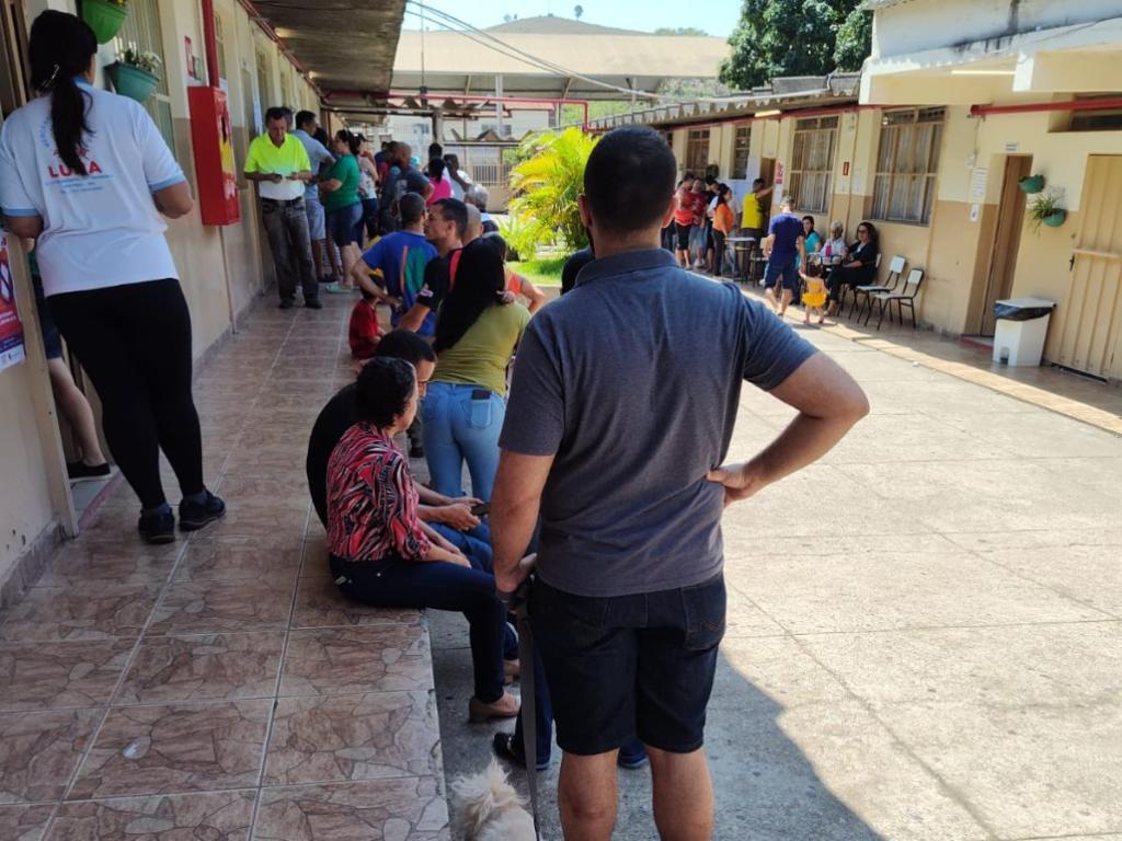 Fila nas seções de votação na Escola Estadual Nilza Luzia de Souza Butta, no Caravelas