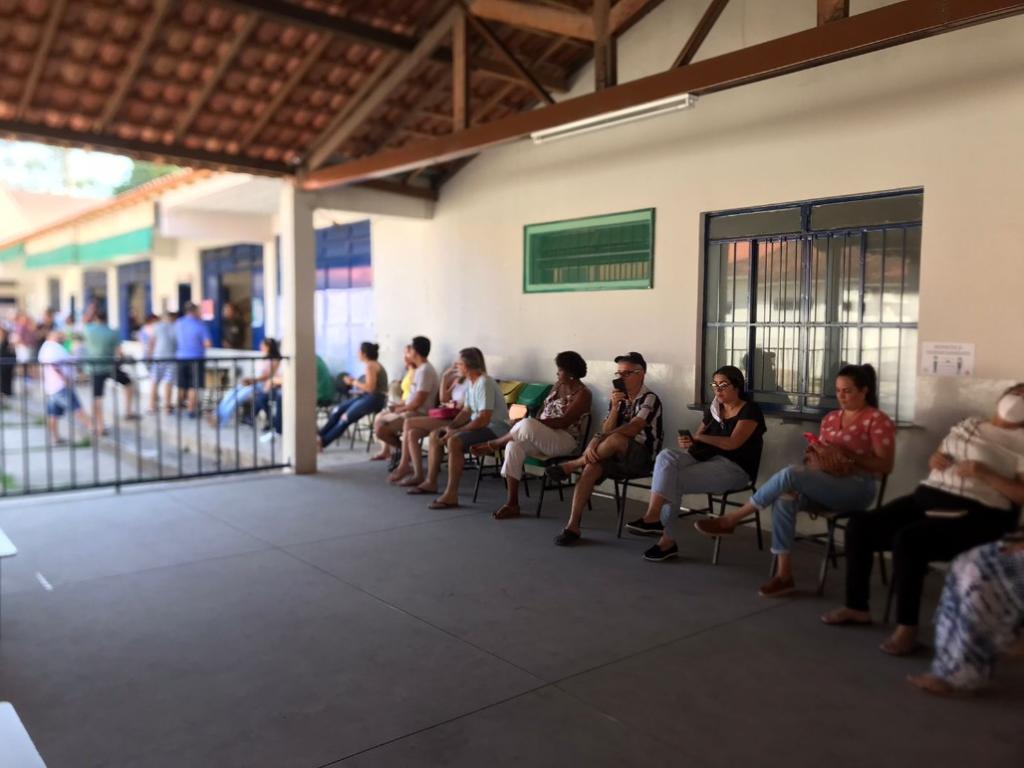 Eleitores conseguiram se organizar nas filas aguardando sentados