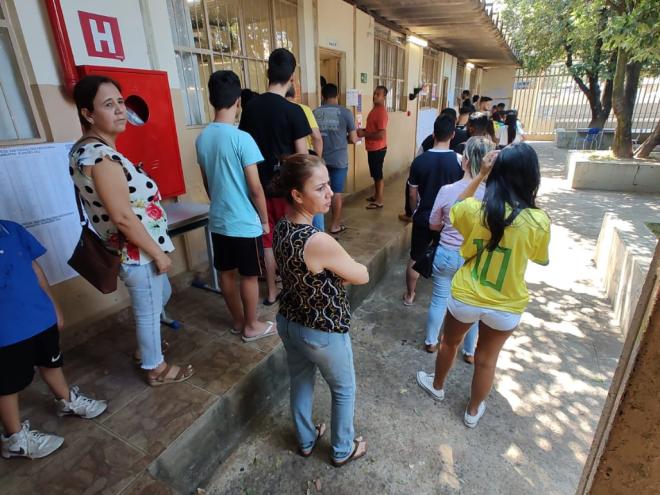 Em algumas seções espera pode chegar a uma hora; eleitores que esquecem a sequência de votação ou não levam a 'colinha' com  os números dos candidatos atrasam a votação