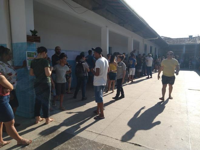Fila nas seções de votação na Escola Municipal Jaime Morais Quintão, no Panorama, por volta de 16h30 