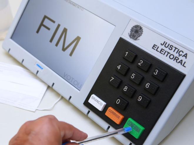 Das 26.979 candidaturas que apareceram nas urnas eletrônicas, 653 tiveram o registro negado num primeiro momento e aguardam o julgamento de recursos