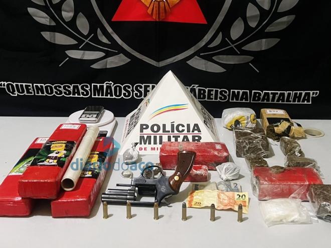 As porções de maconha apreendidas na residência no bairro Caravelas
