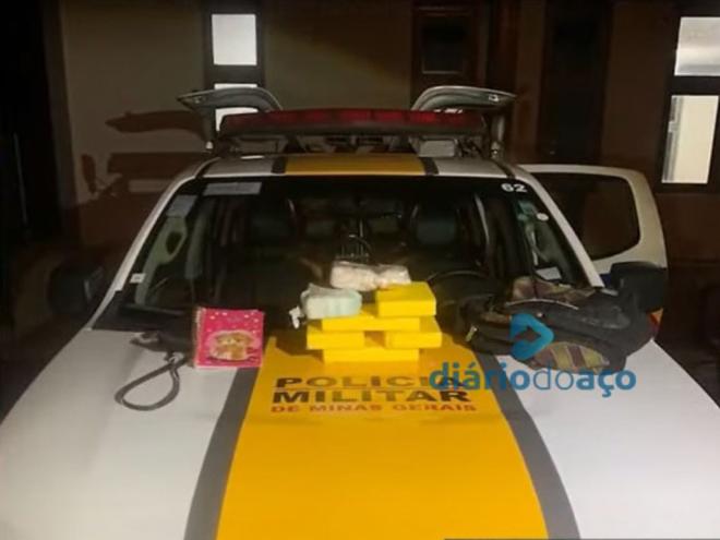 Coletivo foi parado na entrada de Mateus Leme (MG), passageira ficou nervosa e na bagagem dela foi apreendida a droga avaliada em mais de R$ 200 mil 