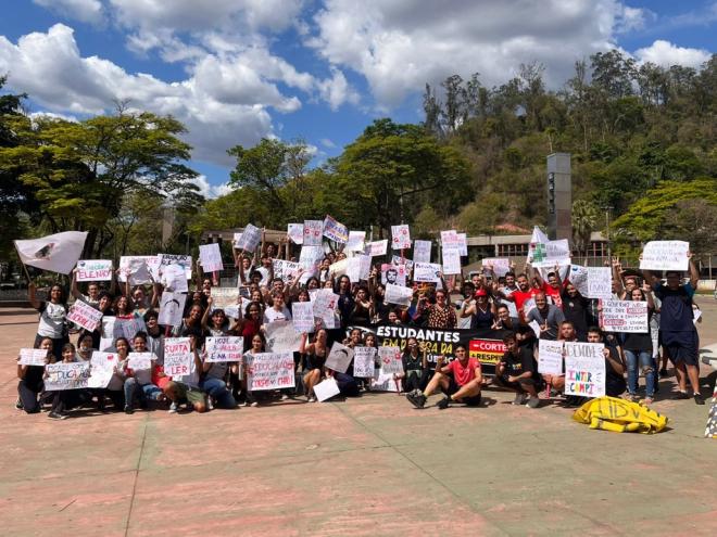 A manifestação teve início em frente ao campus do Cefet, com término na praça 1° de Maio