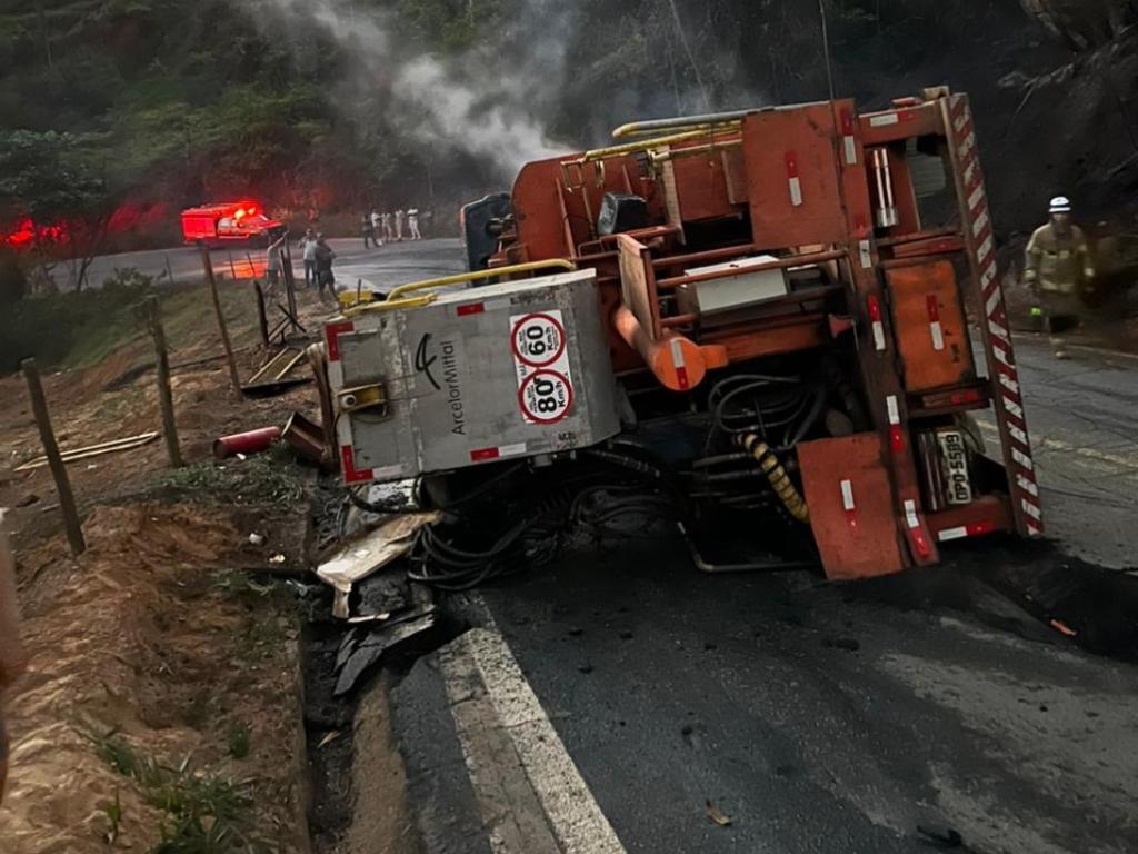 O acidente aconteceu no fim da tarde de terça-feira, em Açucena, e equipes do Corpo de Bombeiros Militar tiveram que atuar no local
