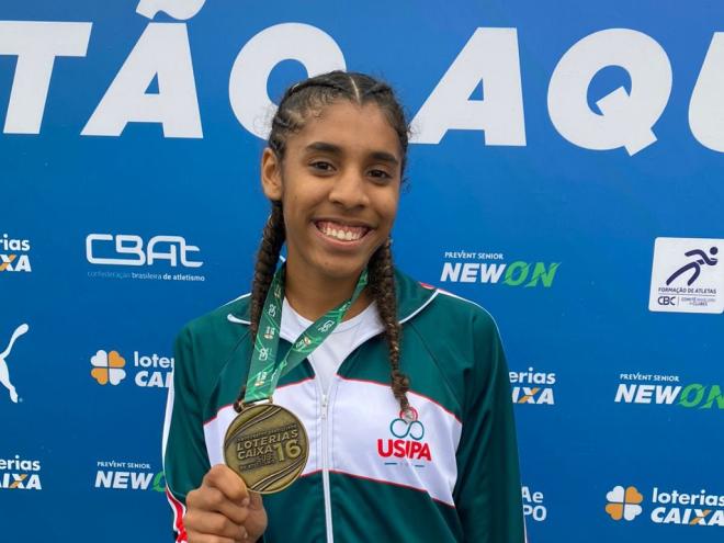 Yasmin de Oliveira Lana celebrou a medalha no Campeonato Brasileiro Loterias Caixa de Atletismo Sub-16