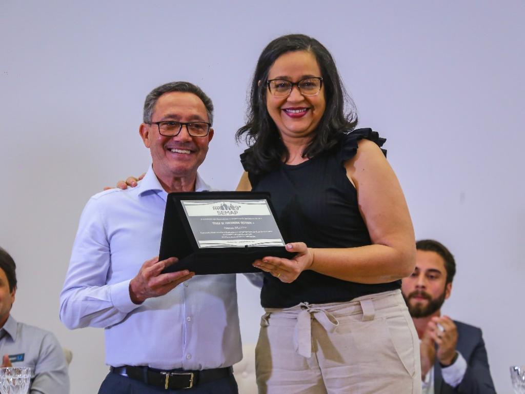 A assistente financeira Joanne Martins recebeu homenagem como Funcionária Destaque deste ano