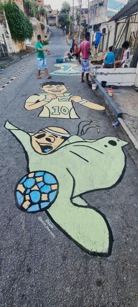 O chão foi decorado com desenhos relacionados ao Mundial de Futebol e a seleção brasileira 