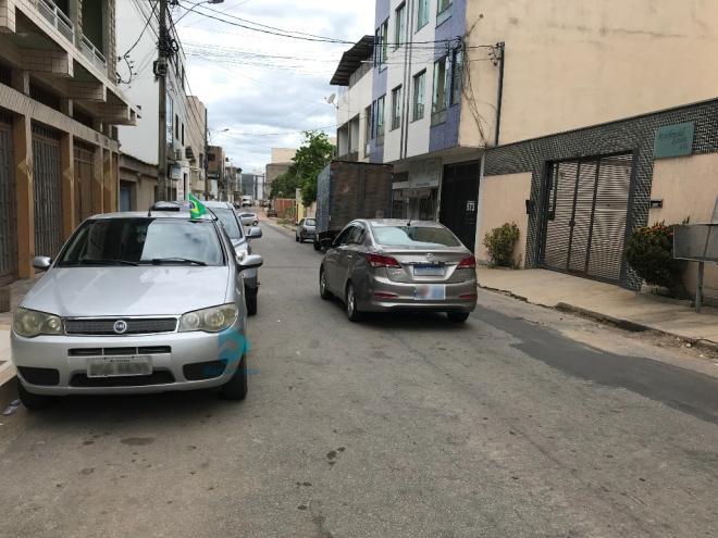 Via é estreita e tem grande fluxo de veículos, o que dificulta o trânsito