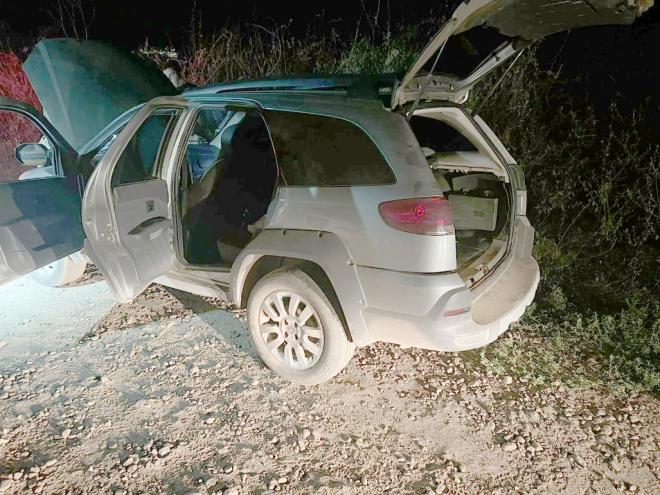 Ao perceber que seria abordado, condutor tentou fugir em marcha à ré, mas caiu em valeta, abandonou o carro e fugiu a pé