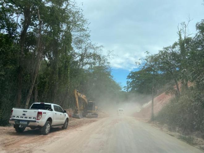 Essa semana há intervenção para a remoção de terra acumulada nos dois lados da estrada que liga a BR-381 à cidade de Jaguaraçu