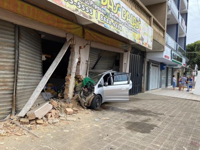 Jovem de 20 anos conduzia o Honda Fit, que atingiu a pilastra de residência