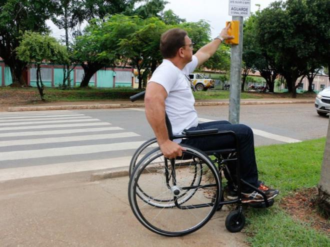 Cadeirante em Marabá (PA): rebaixamento estreito da calçada prejudica pessoas com deficiência, avalia Ivete da Silveira  