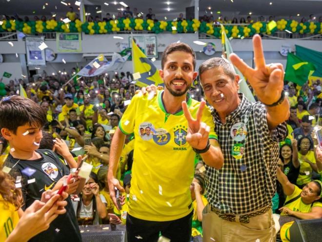 O prefeito de Ipatinga, Gustavo Nunes, ao lado do general Braga Netto, candidato à vice-presidência