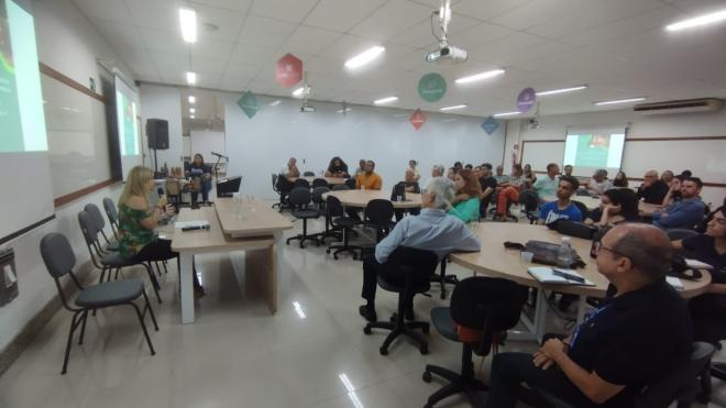 O professor Antônio Honório (à esq.) ao lado dos alunos Kátia dos Santos e Vitor Alencar, apresentando os resultados da pesquisa. Foto: Vinícius Rosa