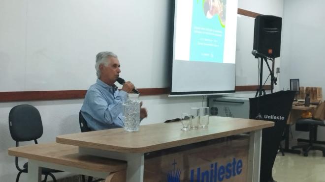 Helson Drummond, advogado e membro da União do Vegetal, contou um pouco da história da bebida e dos preconceitos que ela enfrentou ao chegar nas áreas urbanas. Foto: Vinícius Rosa