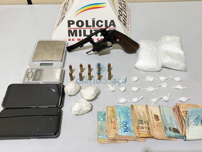 O revólver, porções de cocaína e outros objetos apreendidos