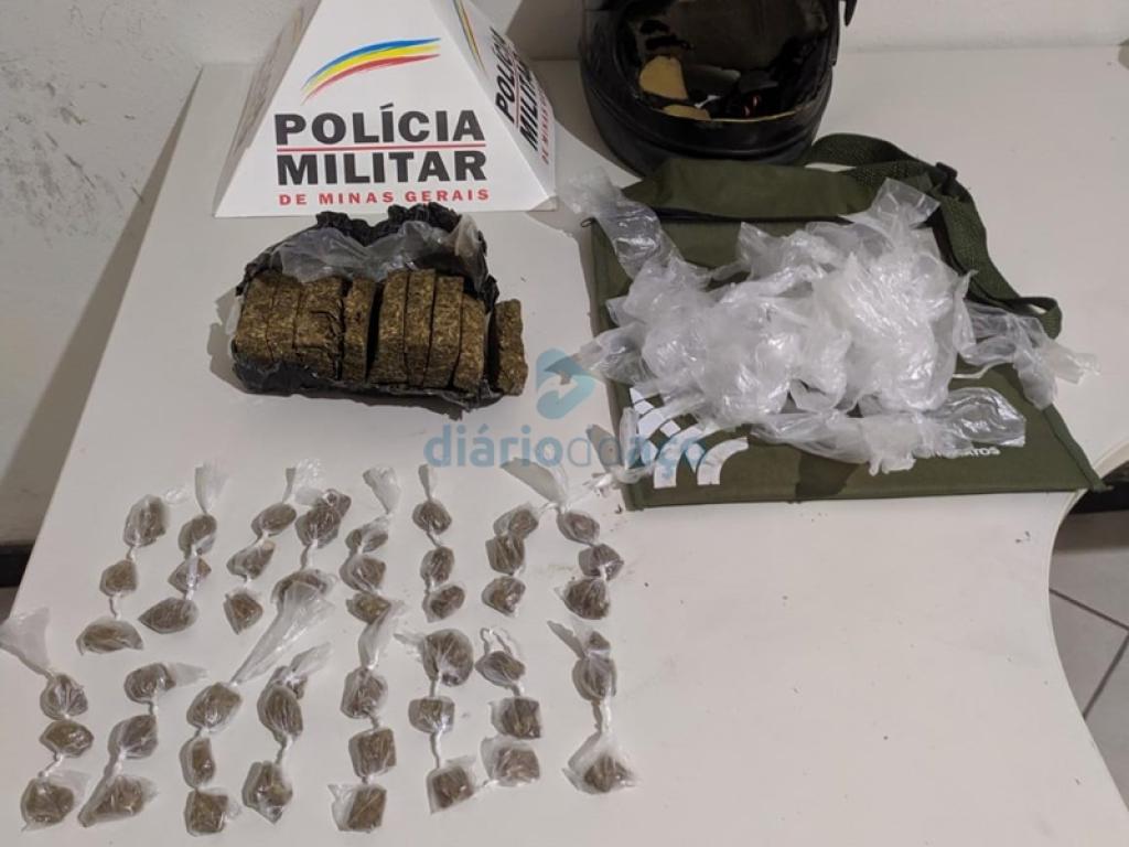Uma bolsa contendo porções de maconha foi encontrada nas proximidades do local onde estava a moto