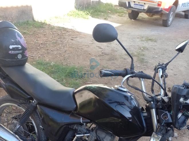 A cor original da moto furtada é cinza e ela encontrava-se pintada na cor preta