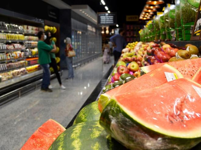 Desde 2002 o dia de eleições não é mais feriado, por isso os comércio varejista e serviços essenciais podem funcionar