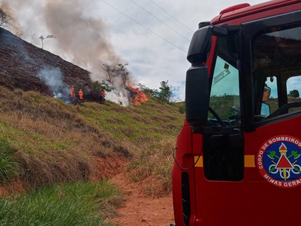 Bombeiros militares e brigadistas atuaram no combate às chamas, que ameaçavam se espalhar ainda mais, em função do tempos seco e calor