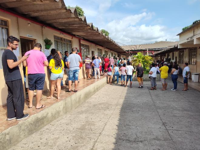 Eleitores gastam, em média, um minuto e meio para votar;  Há filas de espera desde o momento da abertura da votação 