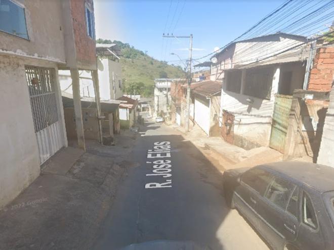 A rua onde uma mulher teria sido atingida por um tiro disparado durante uma discussão