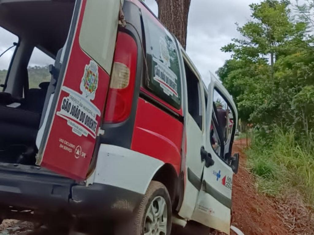 Motorista perdeu o controle, o carro oficial saiu da pista e bateu em árvore 