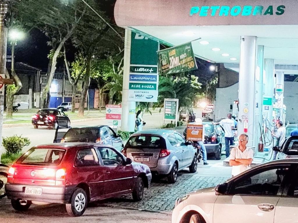 Filas foram registradas durante o dia e situação do abastecimento é considerada preocupante 