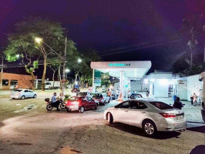 Fila para abastecer em um dos poucos postos que na noite de segunda-feira ainda tinham combustíveis Ipatinga 
